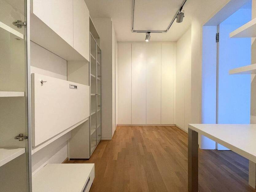 Moderne hochwertige Fünf-Zimmer-Wohnung mit Balkon
