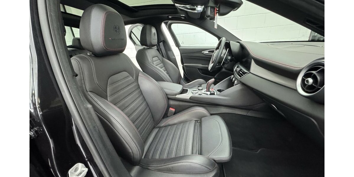 Alfa Romeo Giulia 2.0 Competizione Q4 Turbo Panoramadach 28.999 km 37.770 &euro; Lich 35423