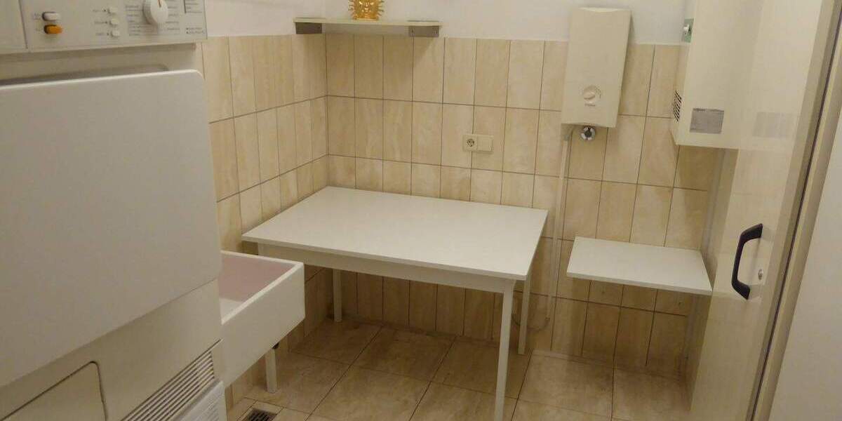 Großzügig Wohnung in bester Lage, komplett möbliert mit Tiefgarage und Aufzug! 3 zimmer