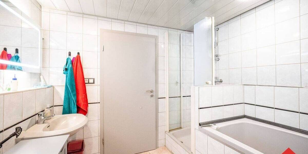 Freistehendes Einfamilienhaus mit Garage, Nebengebäuden und großem Grundstück - Einfamilienhaus Meinerzhagen | Angebot:26677309
