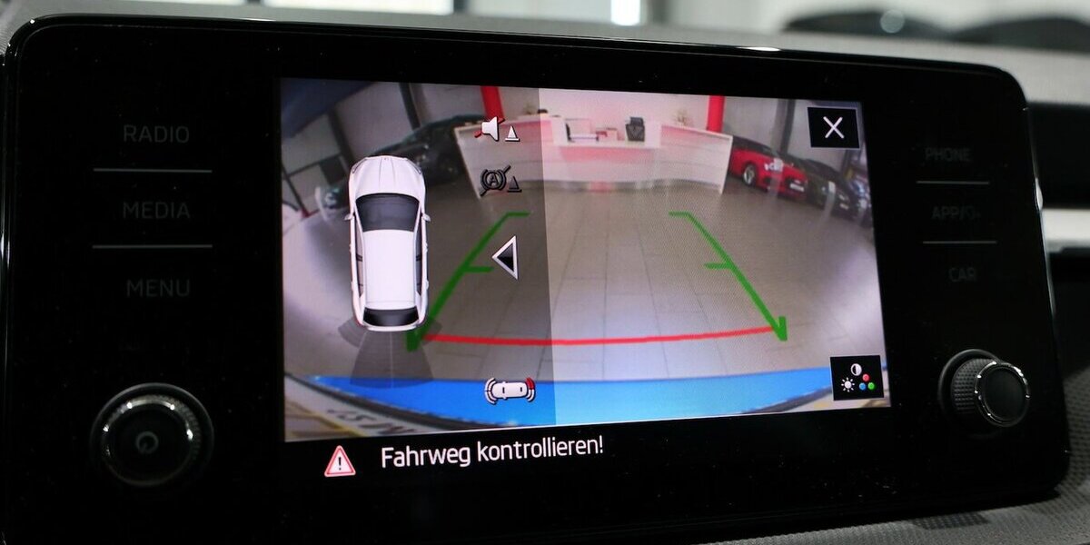 Skoda Fabia 1.0 TOUR RACE BLUE / LED / GROßES-DISPLAY 55.000 km 13.777 &euro; Hamm 59077