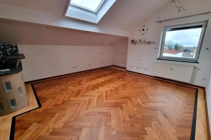 Wunderschöne DG Wohnung mit Bergblick zu vermieten.