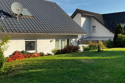 Privatverkauf in Kirn: Haus mit ELW, Fußbodenheizung & 2 Garagen zimmer