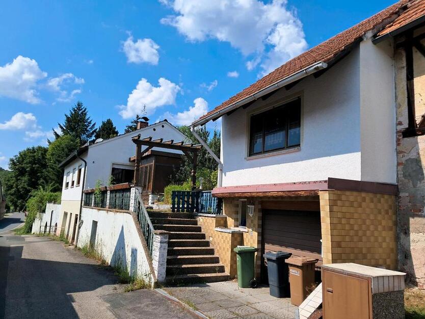 Sanierungsbedürftiges Einfamilienhaus mit Wintergarten und Nebeng