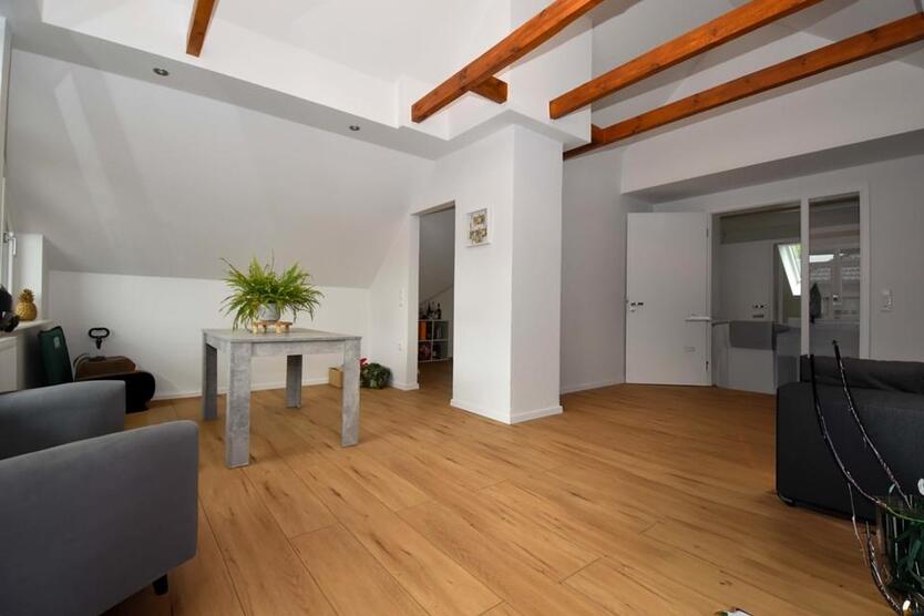Charmante, großzügige Dachgeschoßwohnung mit Loggia und Einbauküche in Friesoythe