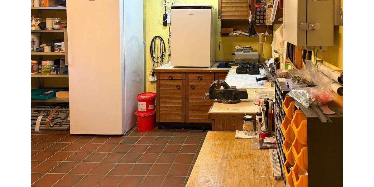 *RESERVIERT* Repräsentativer Flachdach-Bungalow in hervorragendem Zustand mit uneinsehbarem Grundstück und Garage! 5 zimmer