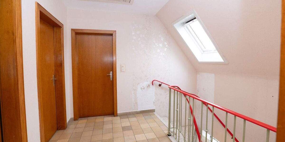 Zentral gelegenes Haus mit schönem Grundstück und Entwicklungspotenzial! 4 zimmer