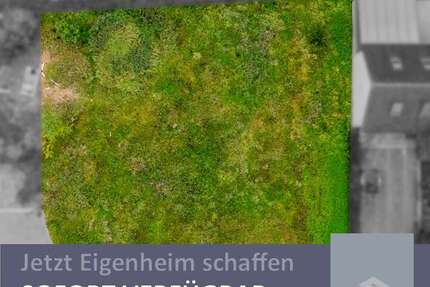 Ruhig gelegenes Baugrundstück mit umfangreichem Baurecht – voll erschlossen zimmer