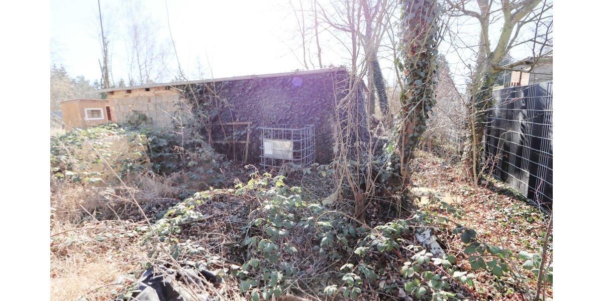 Großer Garten - voll umzäunt - Strom liegt an zimmer