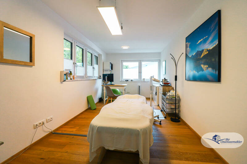 Flexible Büro-Praxiseinheit mit ca. 80?m², separaten Räumen, Küche und 3 Stellplätzen