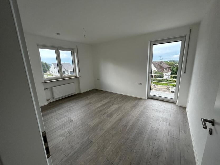 Renovierte 5 Zimmer Wohnung mit Balkon und Terrasse zur Miete