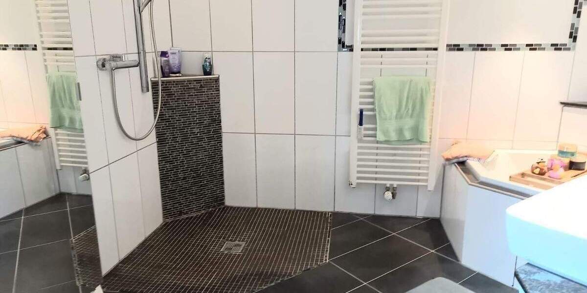 Wohnhaus in Top Zustand (kernsaniert + renoviert) mit Balkon, Terrasse, Garten und Garage (+ bei Ausbau DG ca.40 m² Wfl) in Rodalben-Waldrandlage 4 zimmer