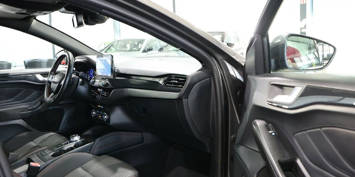 Ford Focus Tunier 1.5 EB ST-LINE-X SPORT / PANORAMA 108.000 km 18.444 &euro; Hamm 59077