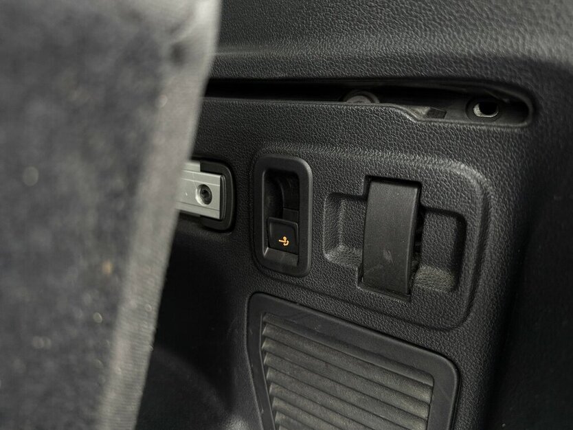 VW Touran 7 Sitze / Automatik / AHK / 1. Hd / Navi 110.000 km 24.490 € Mönchengladbach 41066