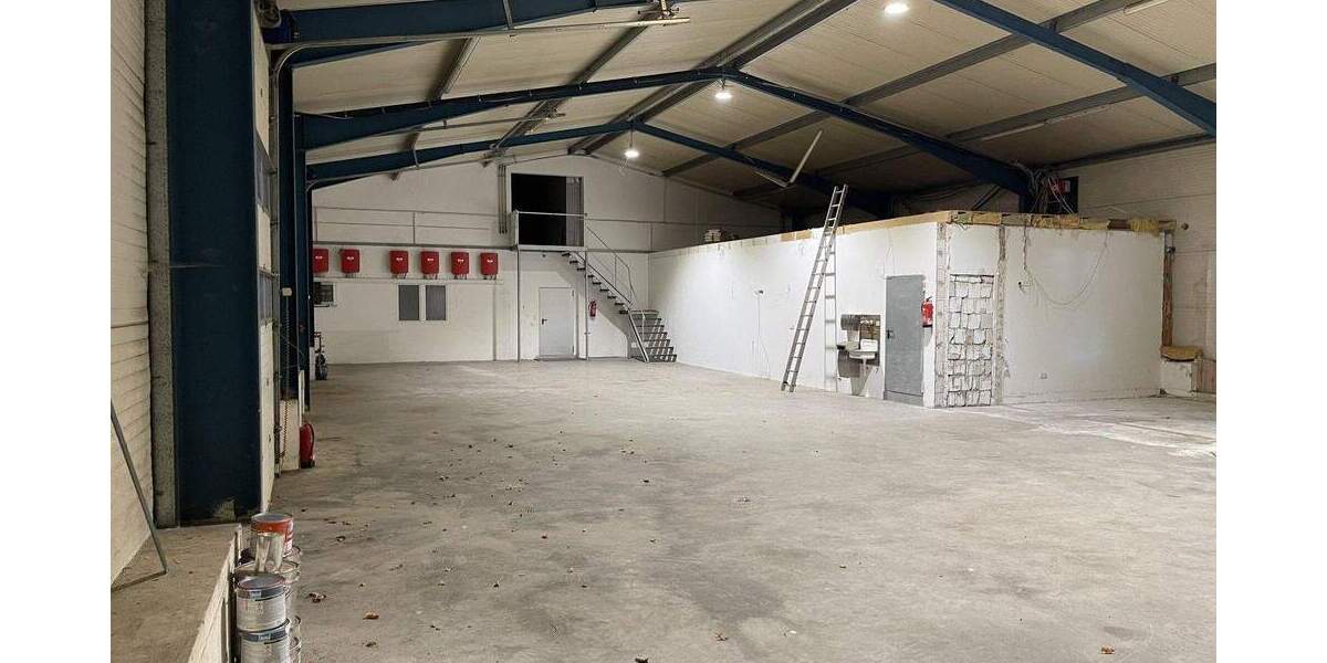 Hochwertige Lager-Produktionshalle, mit modernem und großem Betriebsleiterwohnhaus (provisionsfrei) zimmer