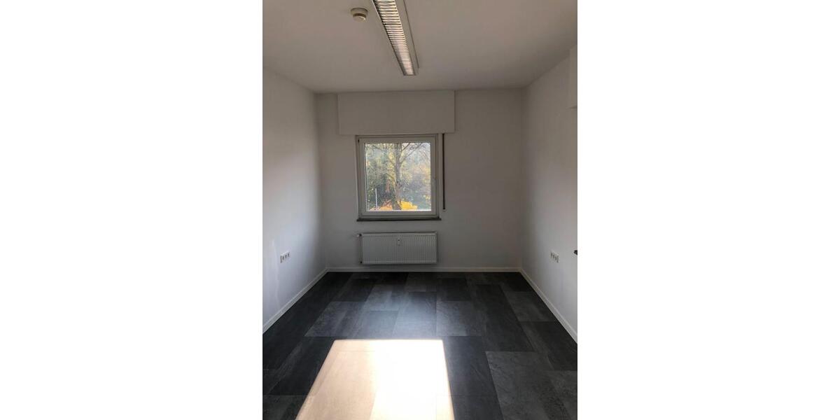 Verkehrsgünstige Lagerhalle m. Sanitärräumen, eigenem Tor und 2 Parkplätzen provisionsfrei - Gewerbeobjekt Remshalden | Angebot:22695774