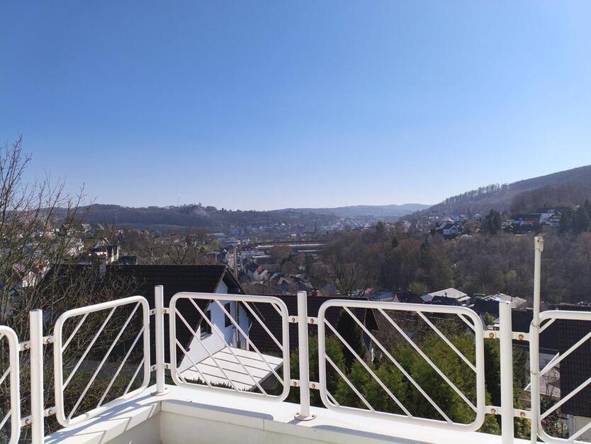 Traumhafte Aussicht: 2-Zimmer-Wohnung im DG ETW 2024 modernisiert zimmer