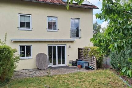 Stilvolles Reiheneckhaus mit Garten und zwei PKW-Stellplätzen