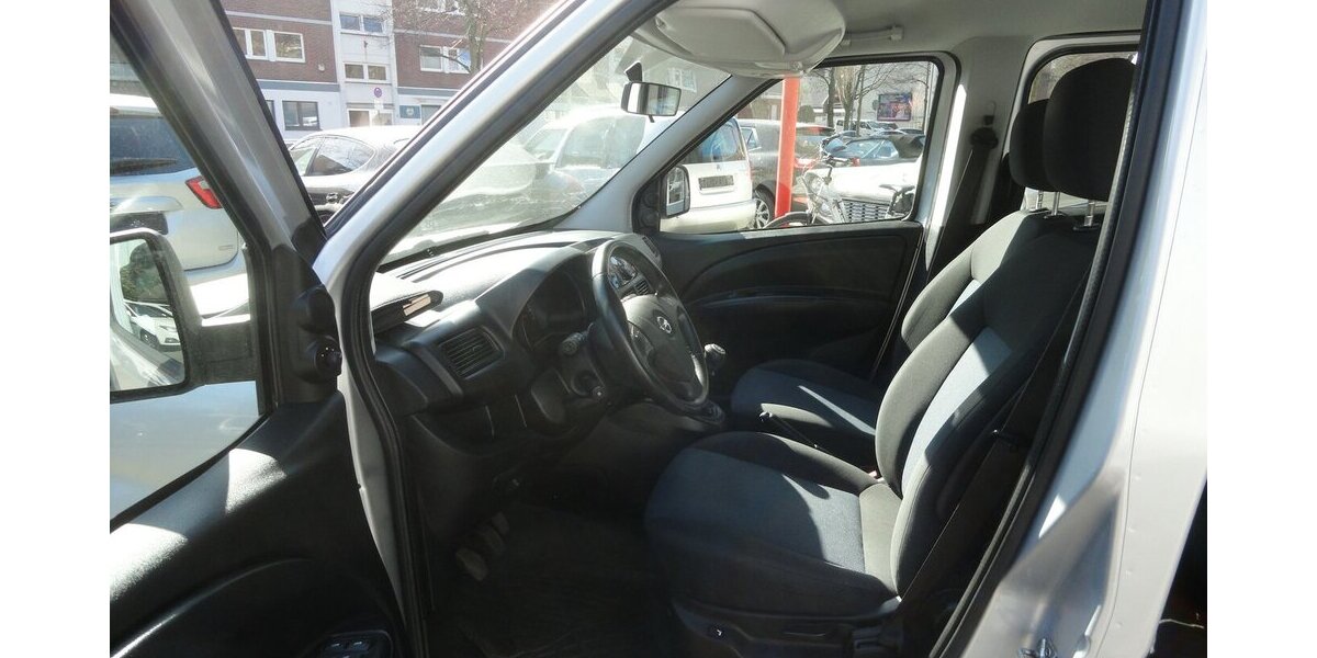 Opel Combo Edition 1,6 d Klima PDC SHZ AHK 5Sitzer 124.000 km 6.390 &euro; Neuss 41462