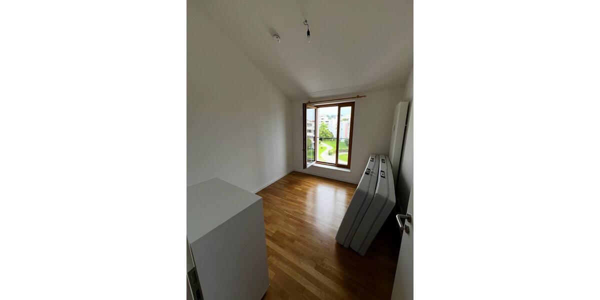 Luftiges WG-Zimmer in riesiger lichtdurchfluteter Wohnung zimmer