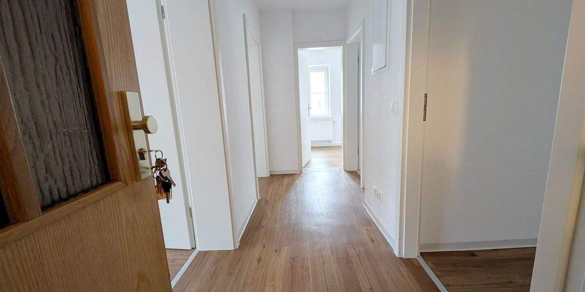 Hell & Renoviert! 3 Zimmer + Esszimmer, Vinyl-Boden, Tageslichtbad + 2 Abstellräume + gute Lage 3 zimmer