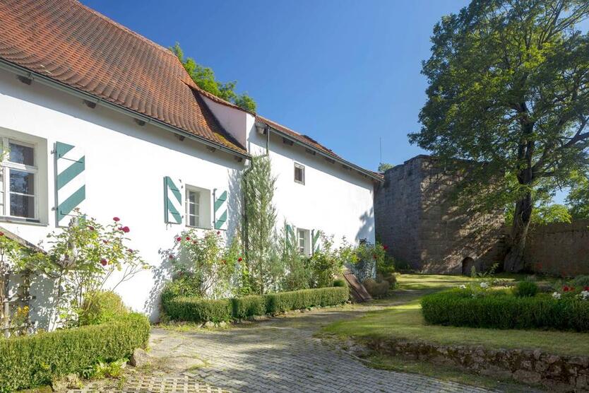 Prestige & Geschichte: Schlossflächen im Mariental für Ihr Business (208 m²)
