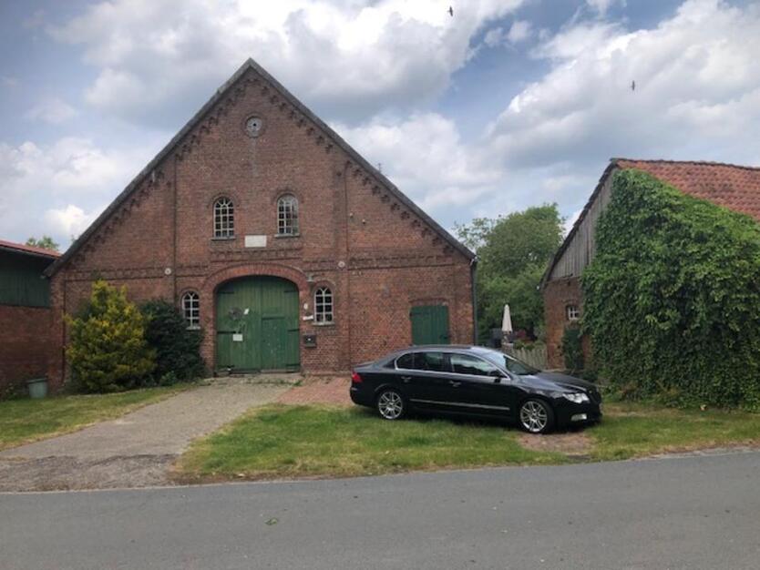 Resthof mit Bauernhaus, Scheune diverser Schuppen und Grünland