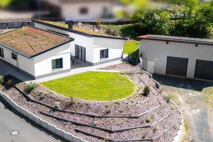 NEUER PREIS! Moderner Niedrigenergie-Bungalow (KfW 55) mit großer 3-fach-Garage in ruhiger Lage 4 zimmer