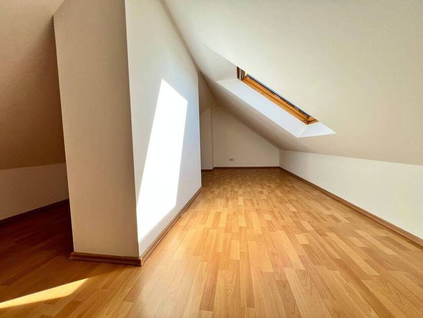 Exklusive 3-Raum Maisonette-Dachgeschoßwohnung im beliebten Gebiet Schloßchemnitz