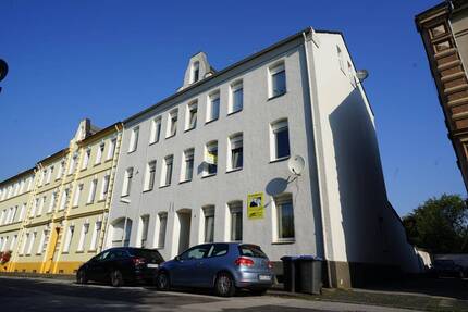 Mehrfamilienhaus mit einer 95 m² freien, renovierungsbedürftigen Wohnung . 1 zimmer