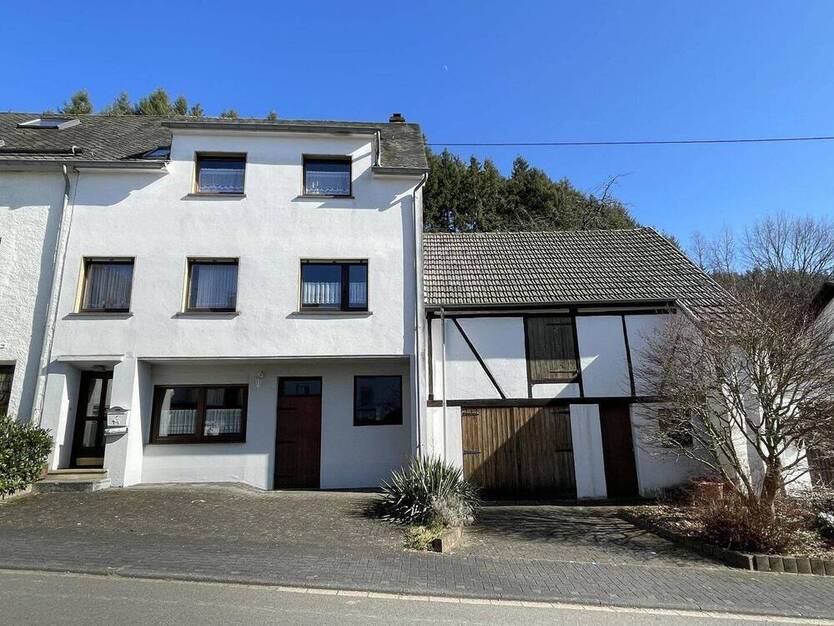 Im Ortskern gelegenes Einfamilienhaus mit großem Garten