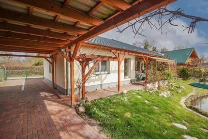 Wasserlage mit Seltenheitswert – stilvoller Bungalow mit eigenem Wasserzugang & Anlegestelle 3 zimmer