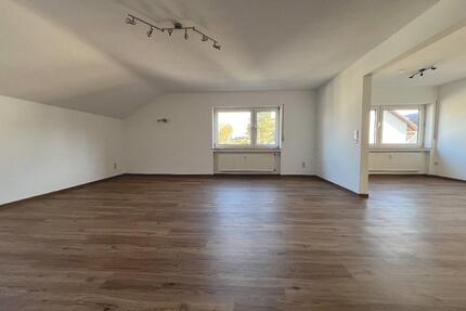 Charmante 3,5-Zimmer-Dachgeschoßwohnung mit Terrasse und 2 Stellplätzen in Unteröwisheim