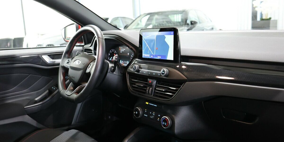 Ford Focus Tunier 1.5 EB ST-LINE / 1.HAND / PANORAMA 60.000 km 17.991 &euro; Hamm 59077
