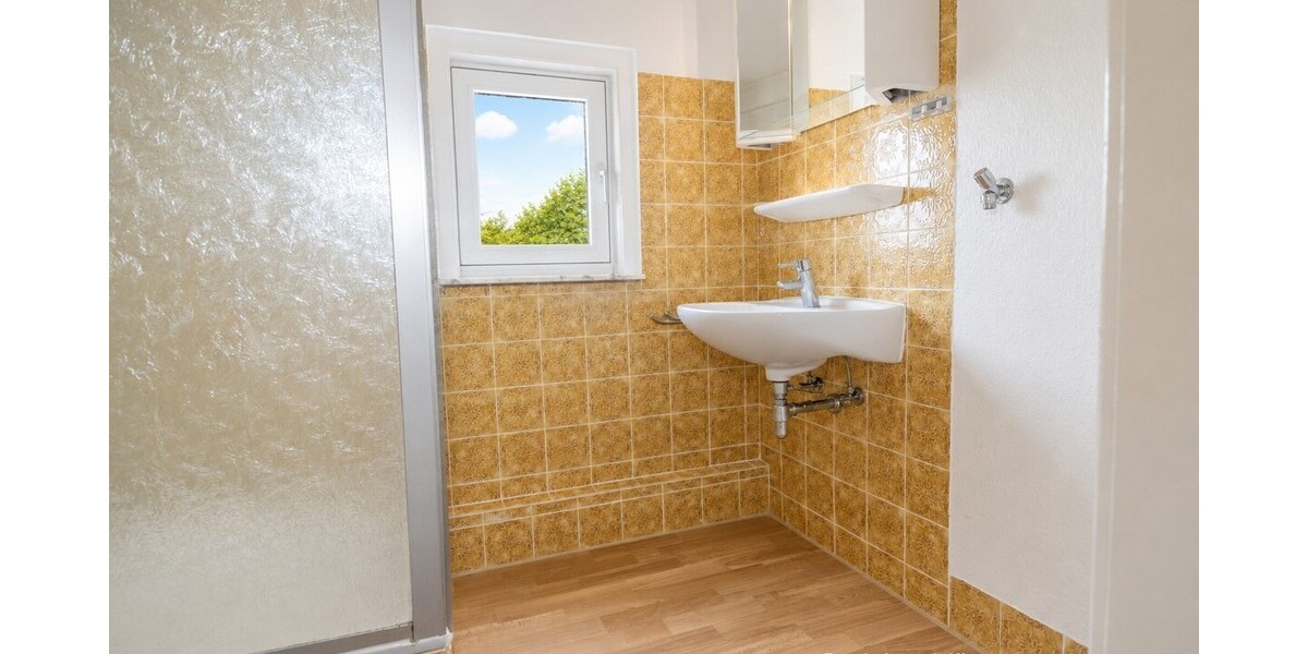 Ihr Deal: 3 Häuschen, 3 Garagen, bis zu 5 WE, davon nur 2 vermietet. HEIZUNG IST NEU! - Mehrfamilienhaus, Wohnhaus Schmitten | Angebot:26781264