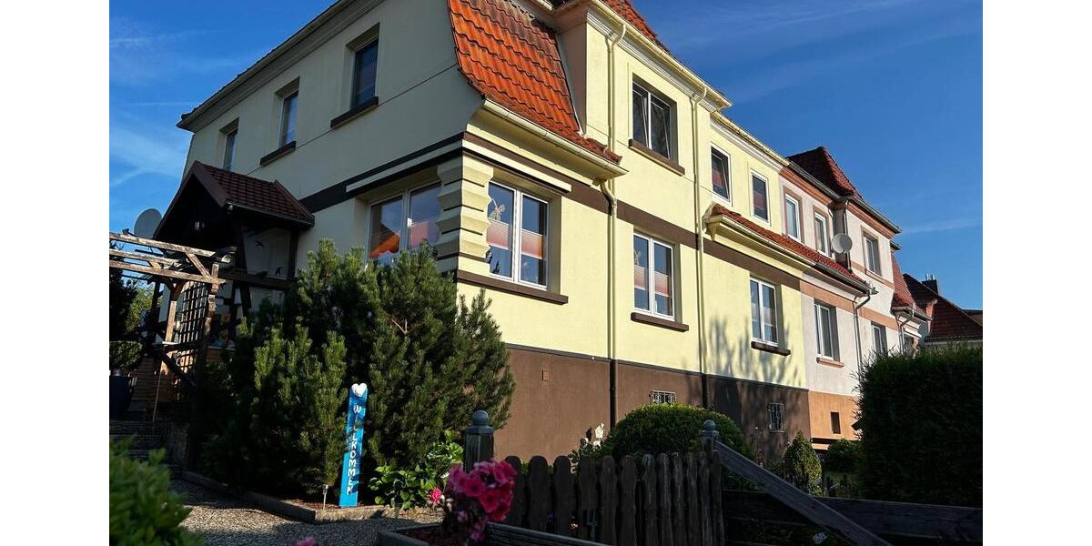 Ein Zweifamilienhaus gegen Gebot zimmer