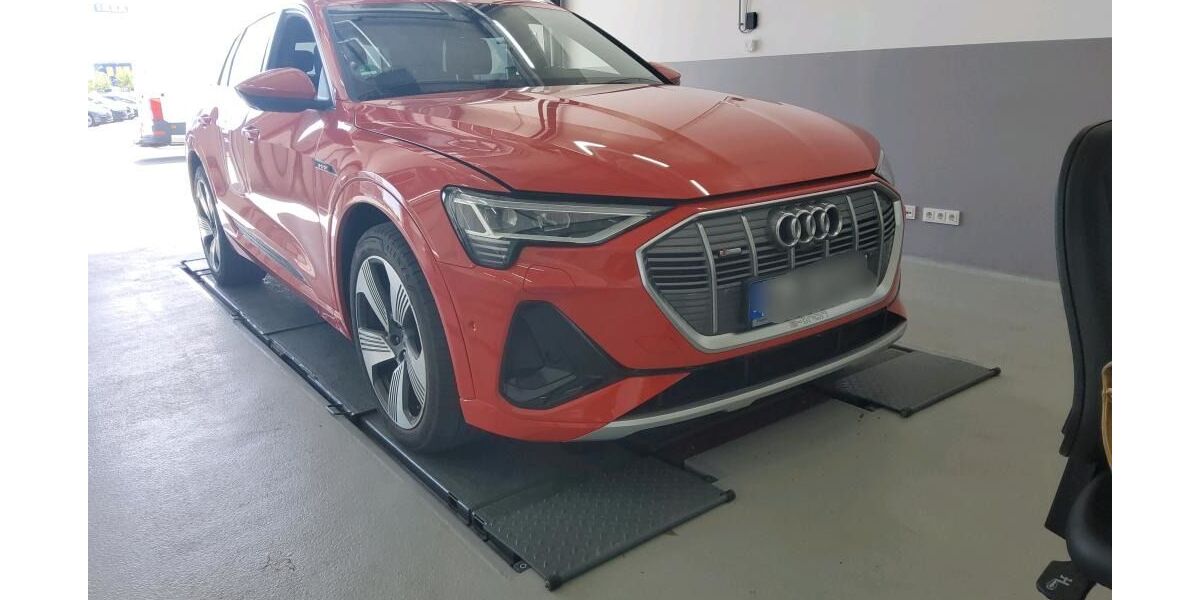 Audi e-tron 51.313 km 32.990 &euro; Rastede/ Wahnbek 26180