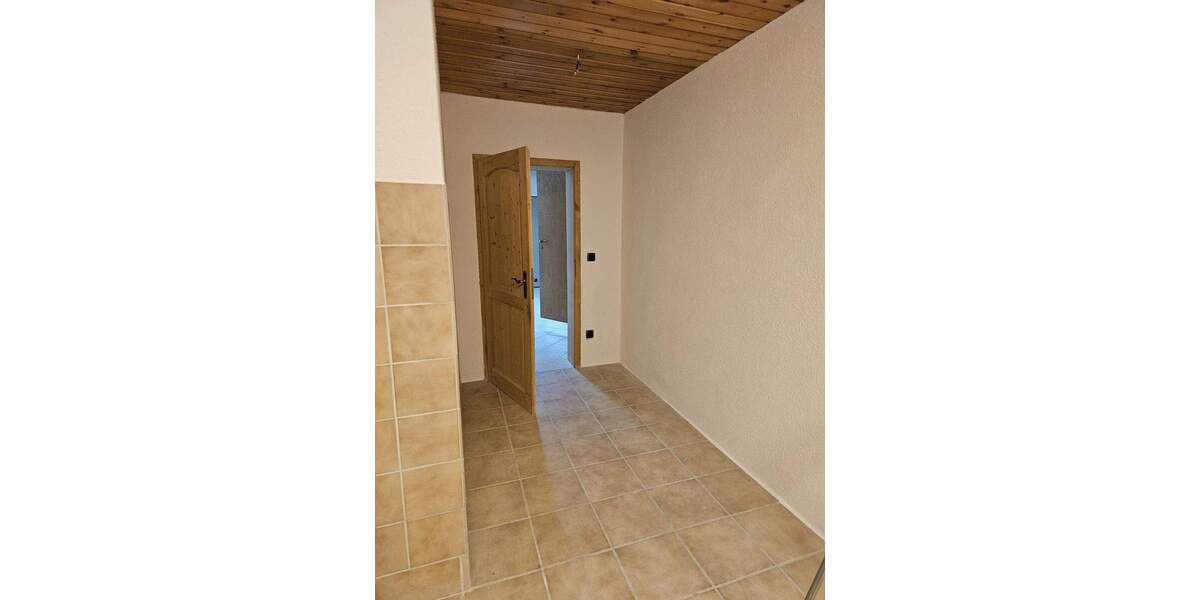 Hauptwohnung in Zweifamilienhaus mit Garage und Werkstattraum 4 zimmer