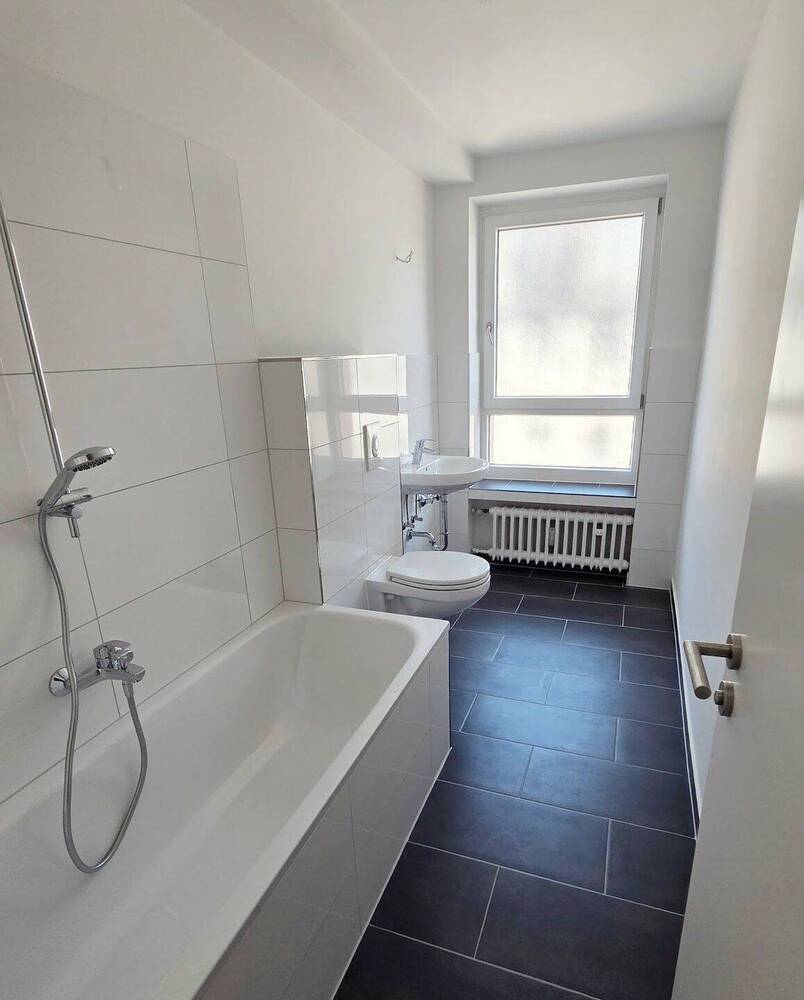 Frisches Wohngefühl! Modernisierte 3-Zimmer-Wohnung! Balkon, neues Bad, neuer Boden, Aufzug