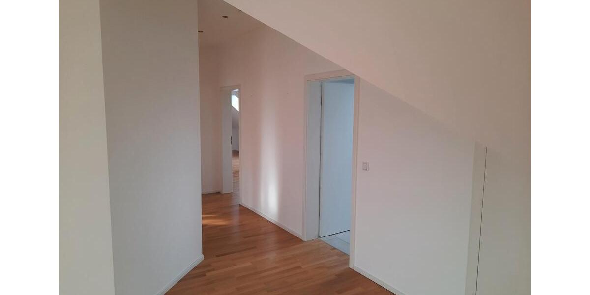 Dachgeschoßwohnung Ingolstadt - 2.5 Zimmer, 93 m&sup2;, 1.350&euro; | Angebot:26321371