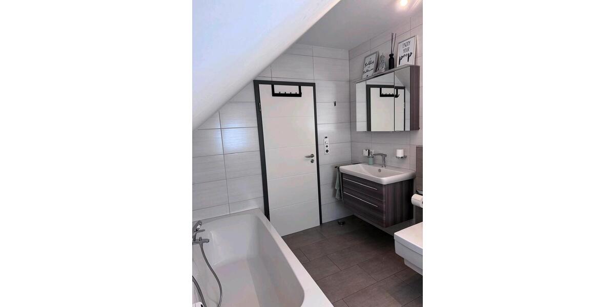 Moderne 3-Zi. Wohnung mit EBK, Carport, Wallbox & privatem Garten 3 zimmer