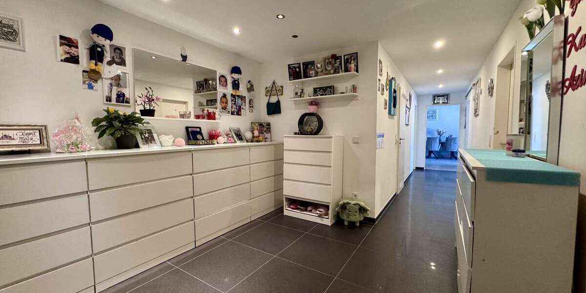 Traumhafte 3,5-Zimmer-Wohnung mit großem Balkon, herrlicher Aussicht, Garage und inkl.Einbauküche - Etagenwohnung Velbert Pöthen | Angebot:24740227