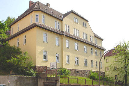 grüne Hanglage in der Rauhentalstraße mit Balkon und Badewanne