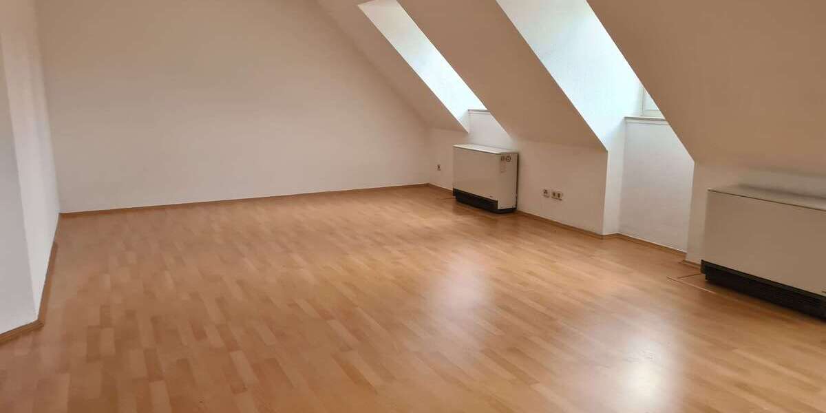 Etagenwohnung Merseburg - 4 Zimmer, 141 m&sup2;, 900&euro; | Angebot:27093537