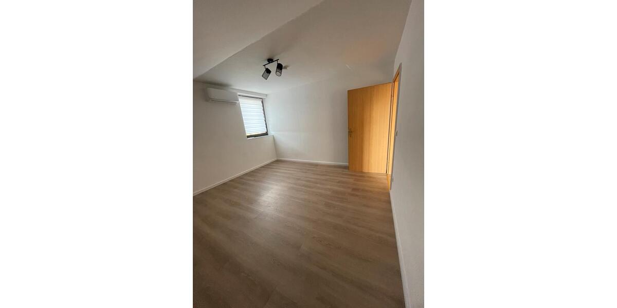 Dachgeschoßwohnung Mönchengladbach Süd - 3 Zimmer, 79 m&sup2;, 600&euro; | Angebot:26669617