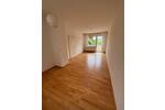 2-Zimmer-Haus+Garage+2 Balkone – innenstadtnah, Blick ins Grüne zimmer