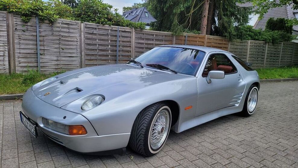928