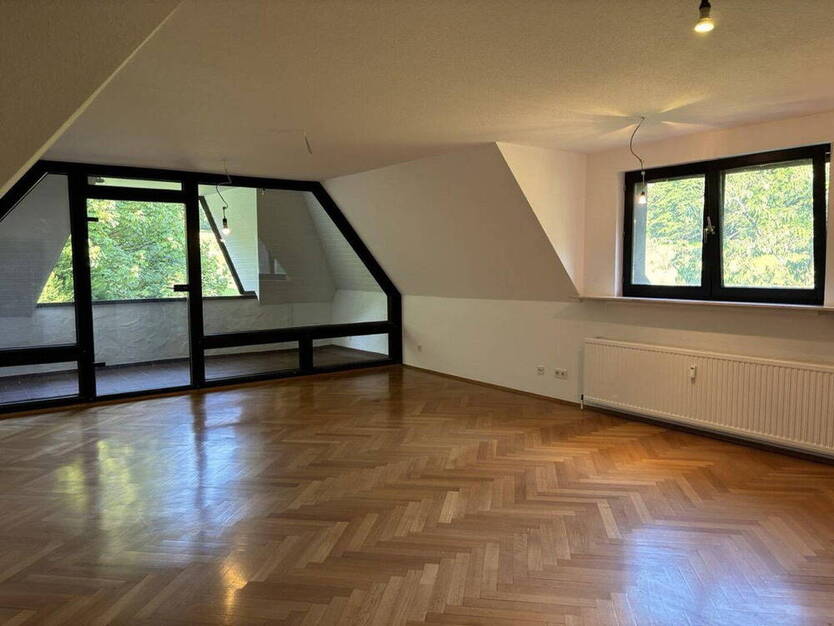 Außergewöhnliche 2-Zimmer-Dachgeschoßwohnung mit geh. Innenausstattung, Loggia und Küche am LSG