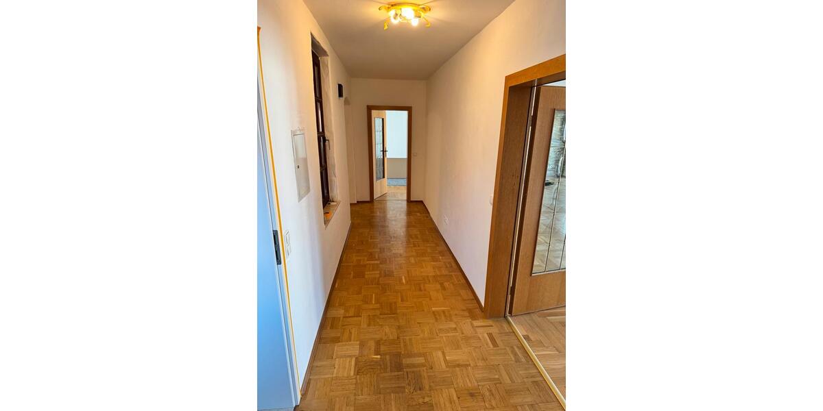 Etagenwohnung Schöneck - 5.5 Zimmer, 185 m&sup2;, 2.200&euro; | Angebot:24364463