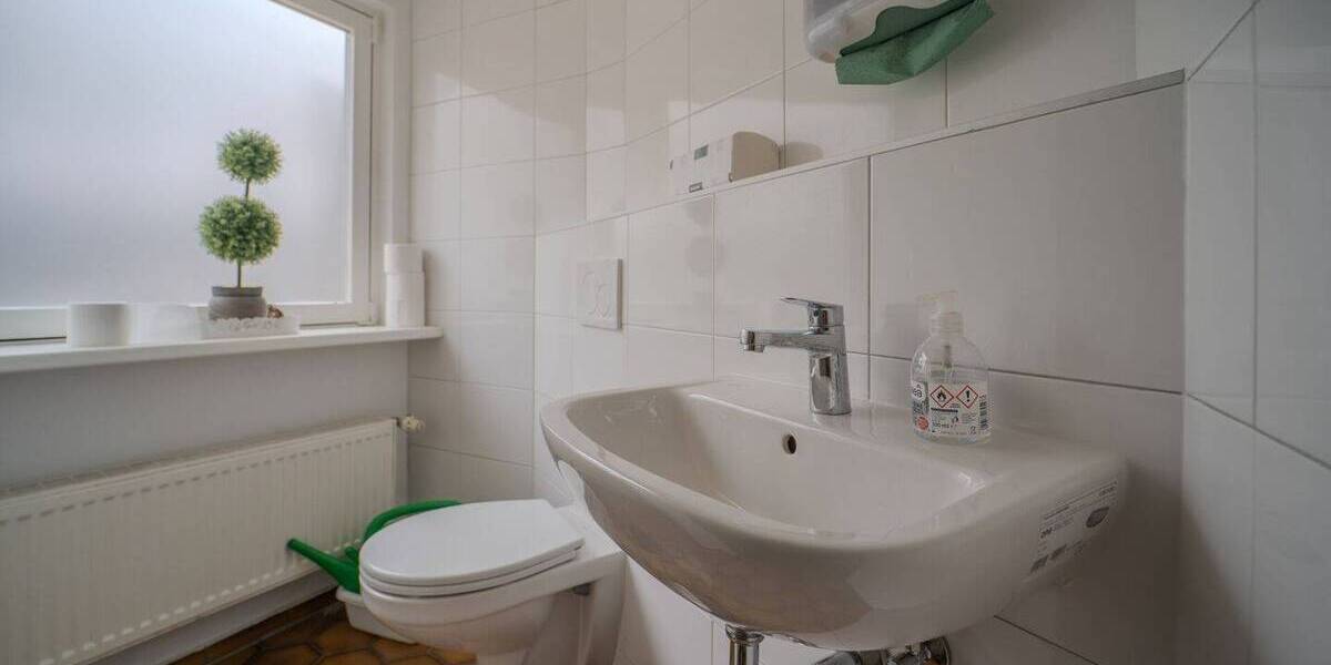 Investitionsmöglichkeit in Mannheim: vielseitiges Wohn- & Geschäftshaus - nur bei realunis 1 zimmer